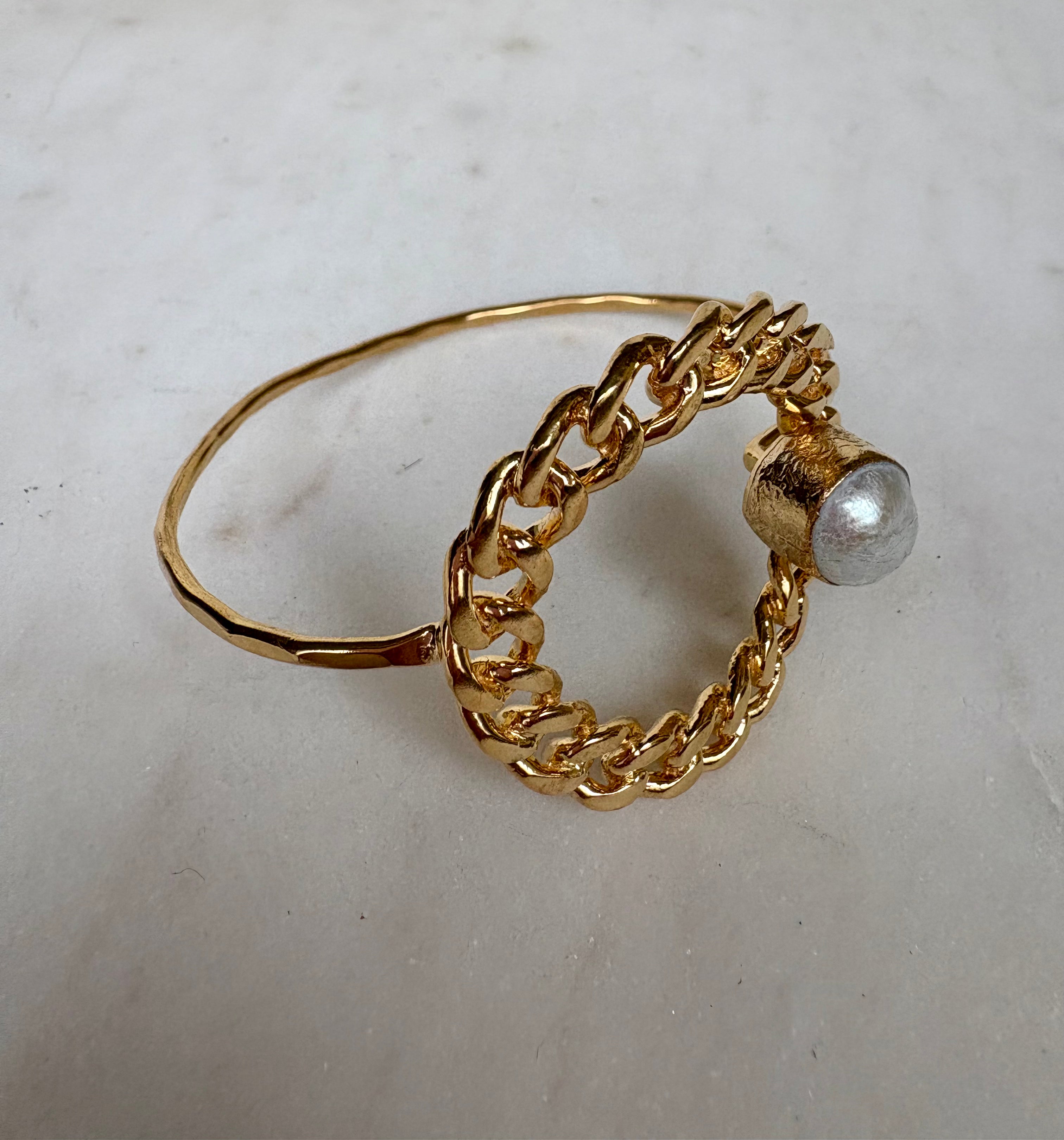 bracelet with chain pearl closure