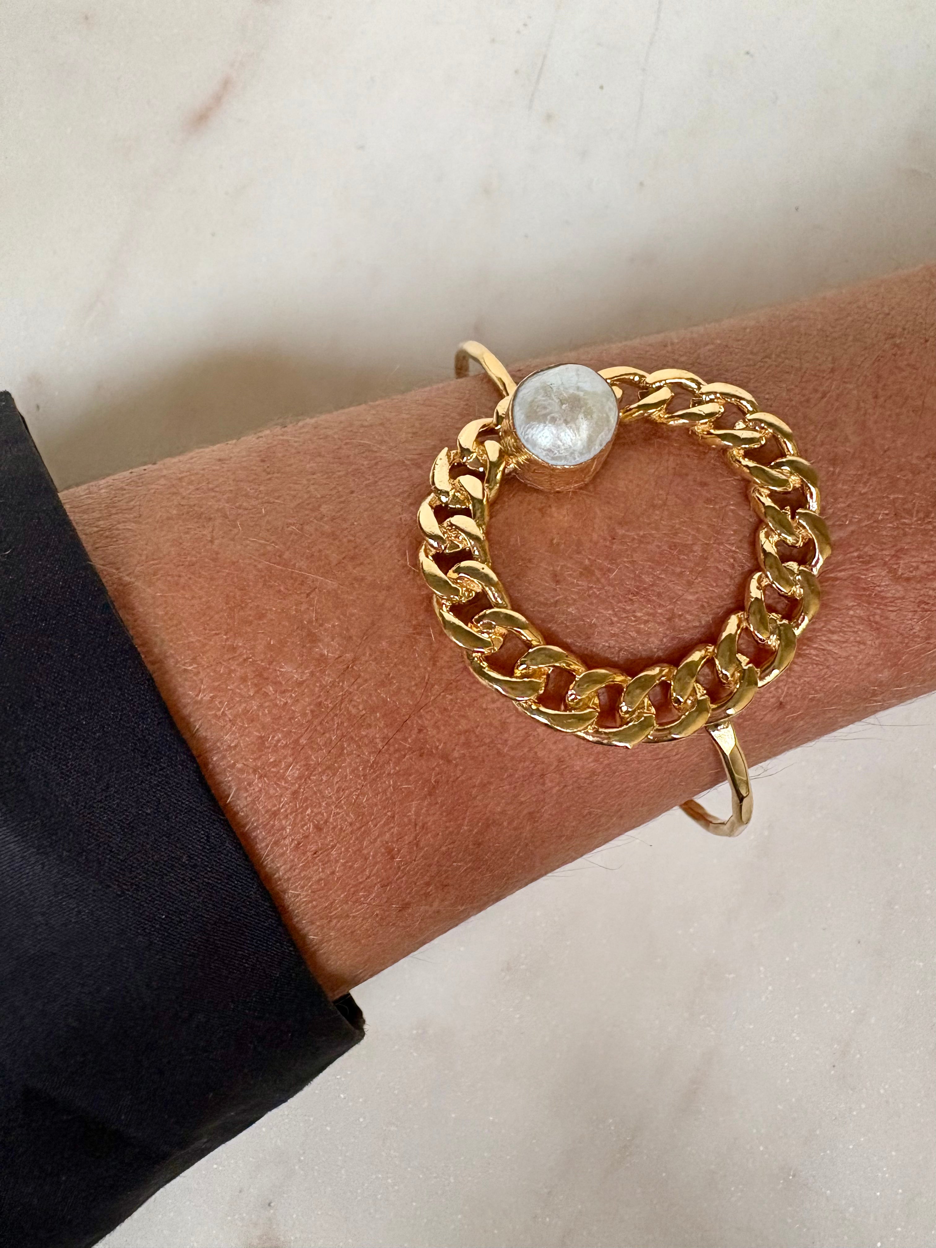 bracelet with chain pearl closure