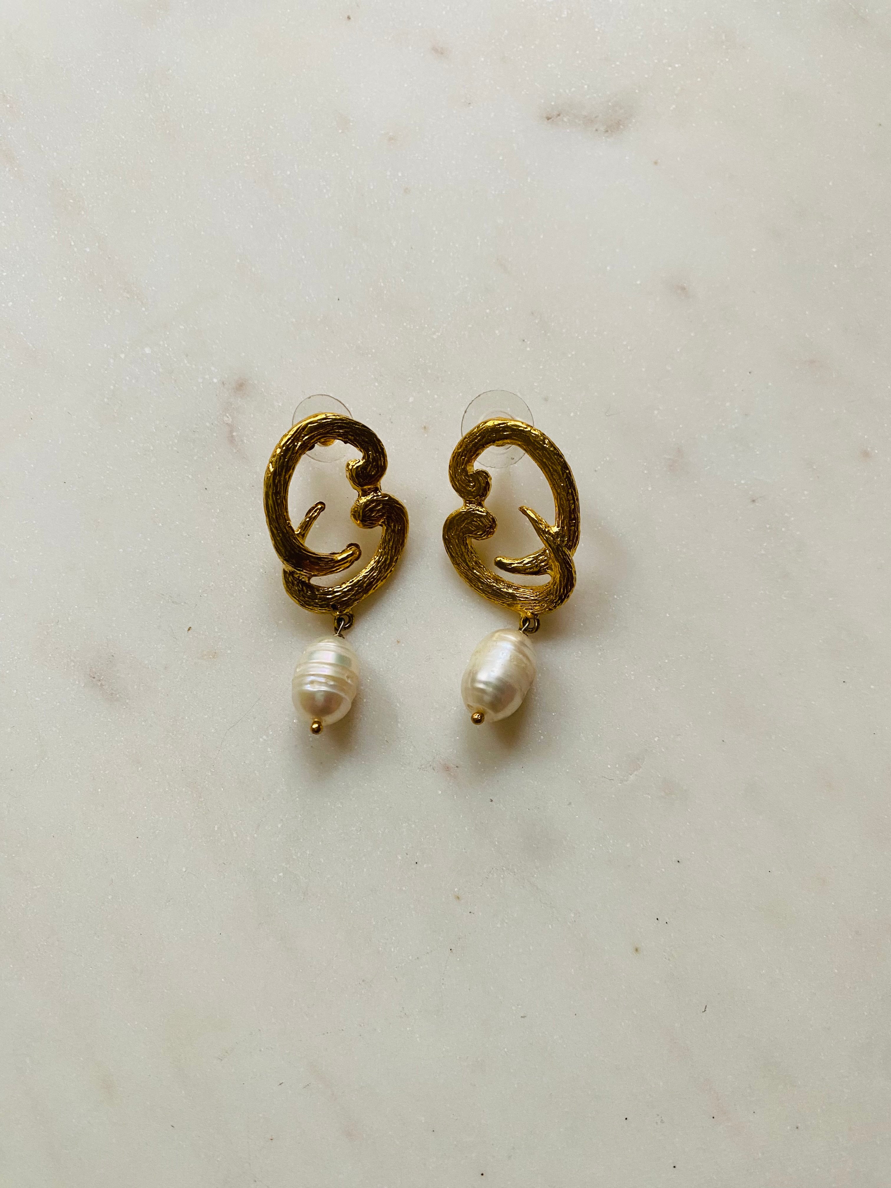 gold swirl pearl earrings