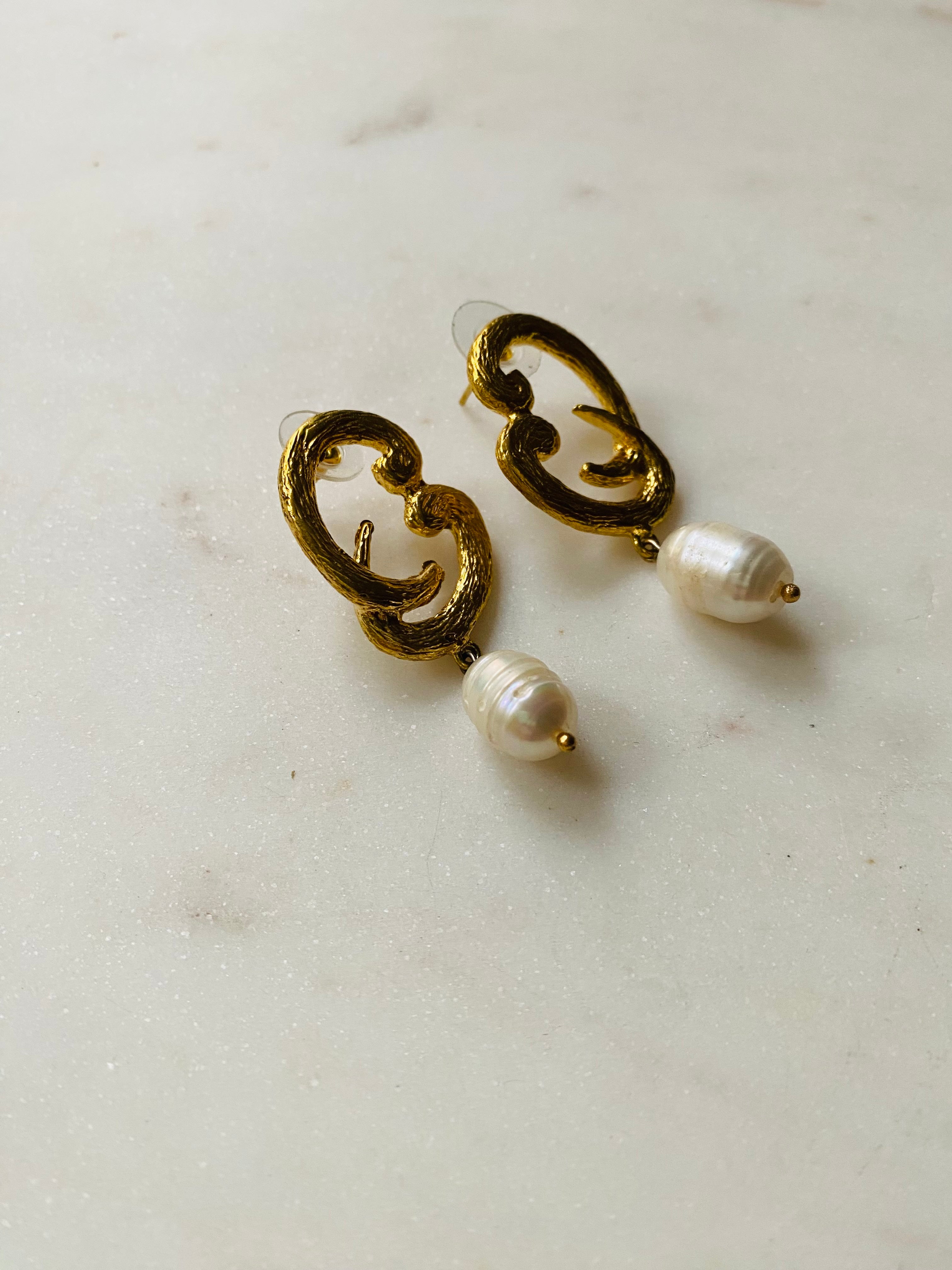 gold swirl pearl earrings