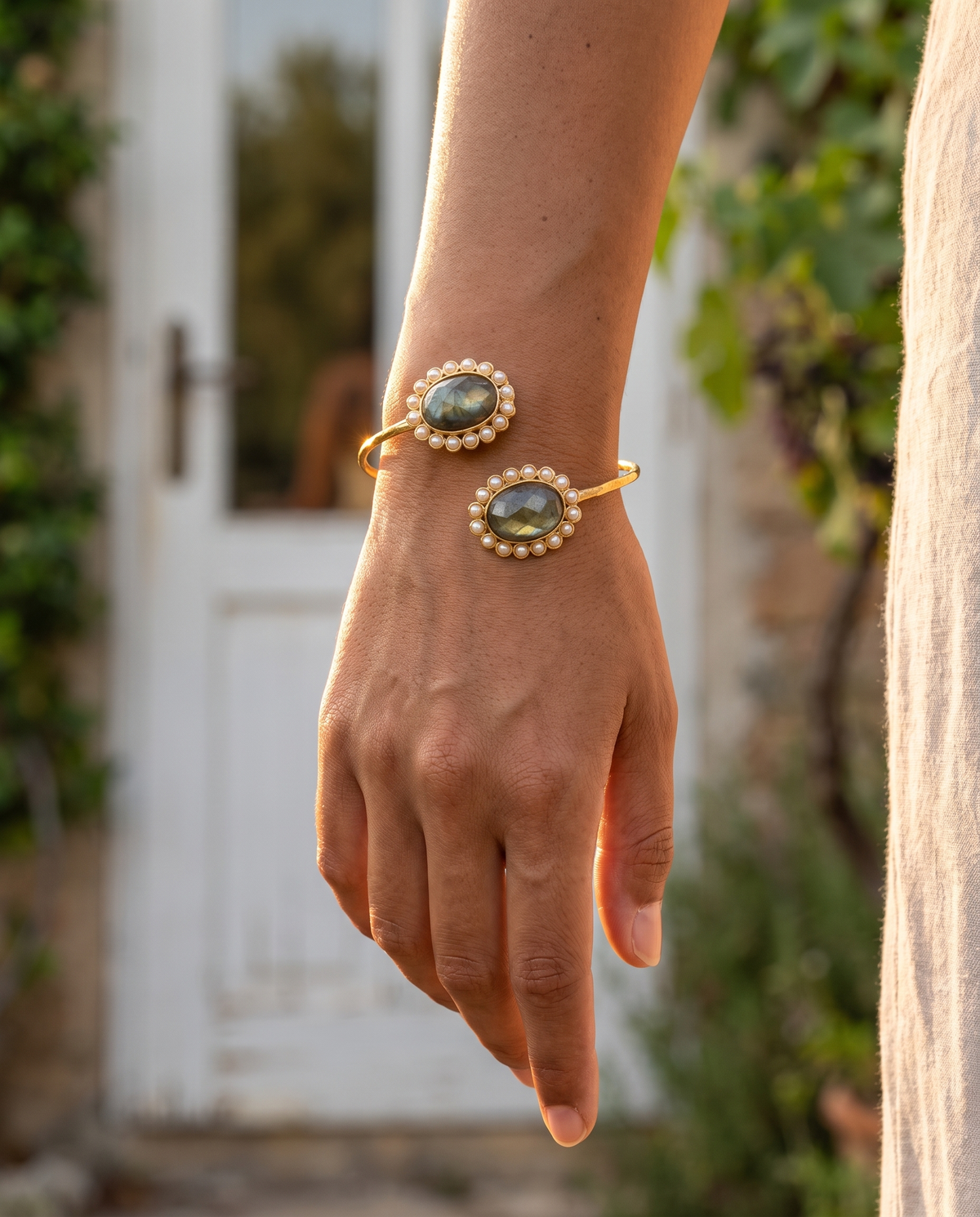 Elegant Goldplated Bangle with Labradorite Gemstones