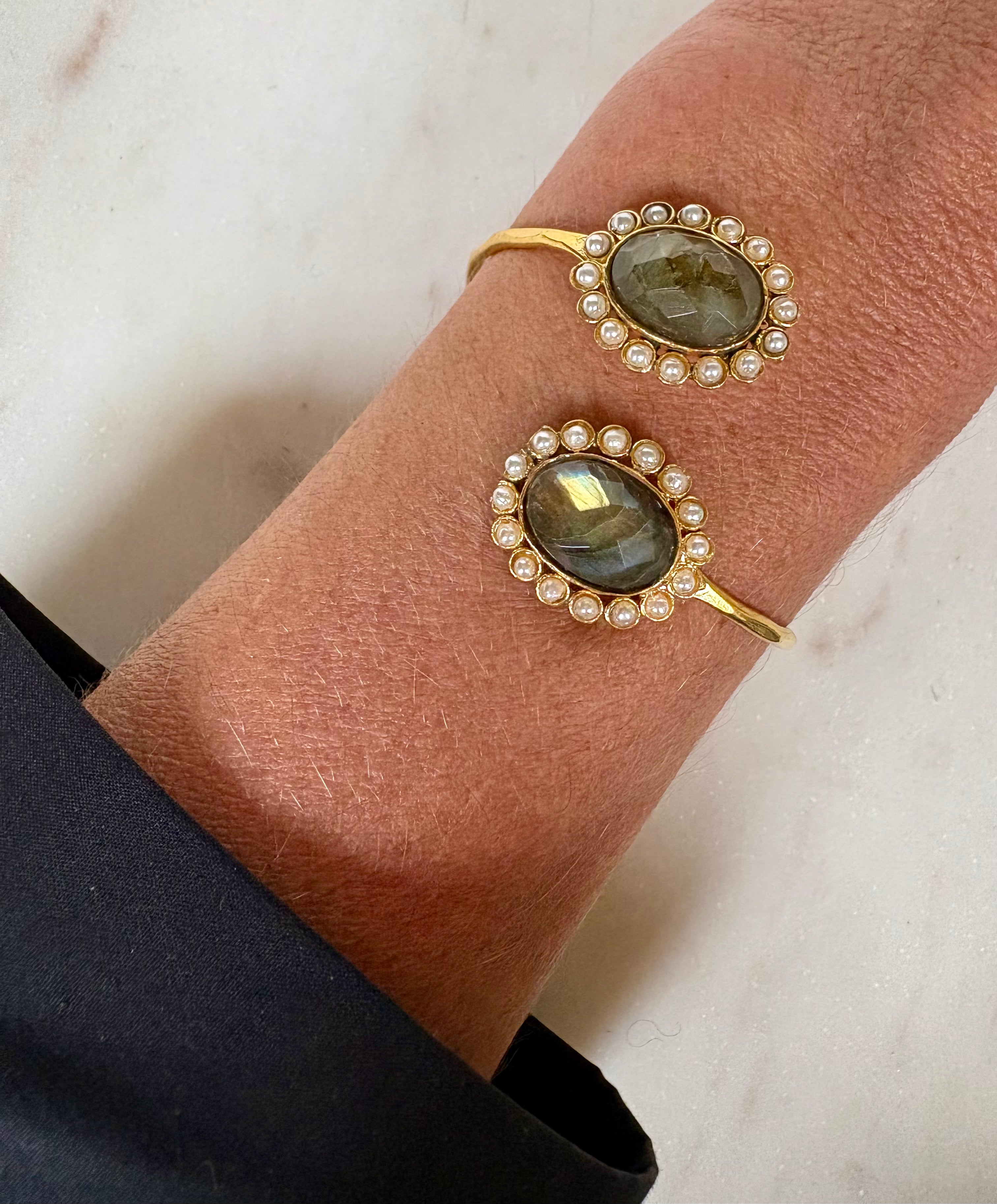Elegant Goldplated Bangle with Labradorite Gemstones